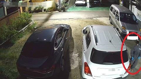 헤어진 여자친구 차량에 위치추적장치 부착하는 스토킹범[인천경찰청 제공]